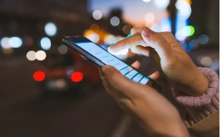 دور المرأة في التربية الإعلامية: ركيزة أساسية لبناء جيل واعٍ في عصر الإعلام الرقمي